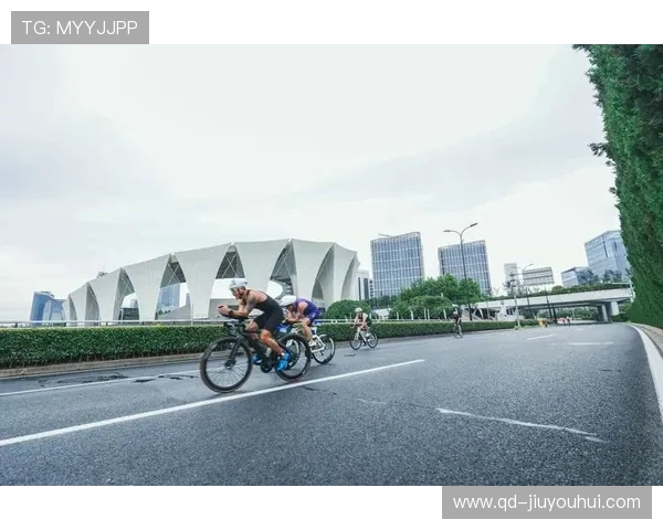 启航哥哥带领队员奋勇拼搏 赢得足球比赛胜利 展现团队精神与体育风采